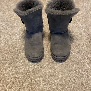 Women’s Size 8 Bailey Button Uggs